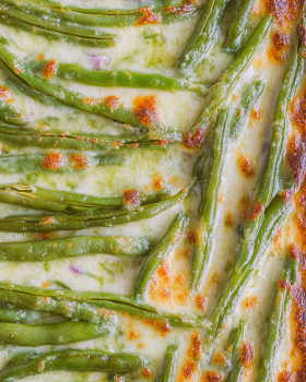 Cheesy Garlic Baked Green Beans: A Savory Twist on a Classic Side Dish